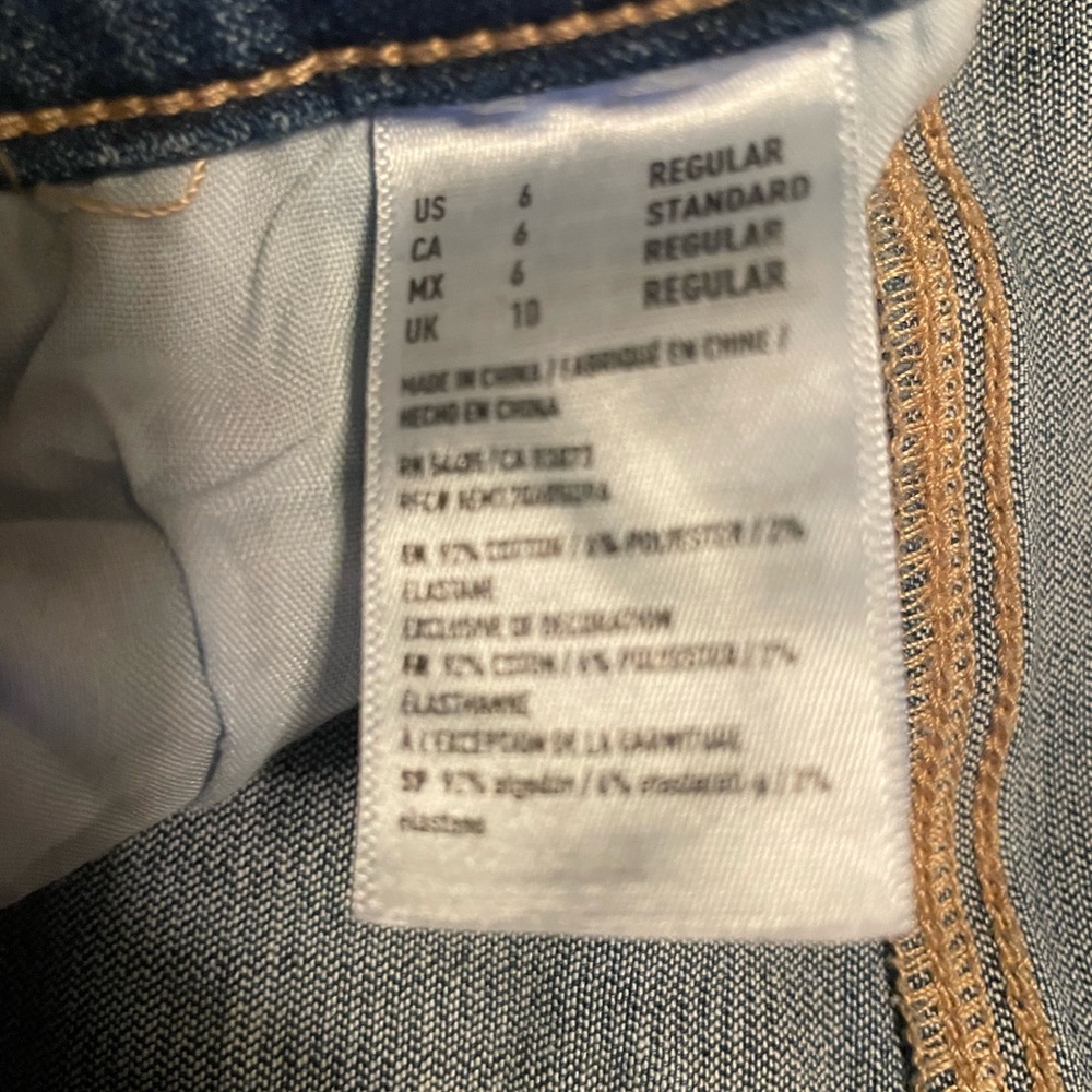American Eagle Distressed Skinny Jeans sz 6. Excellent condition.